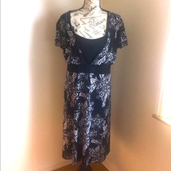 Plus size black & white floral Dress - Picture 2 of 6